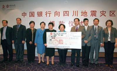 2008年5月14日上午，張燕玲副行長將一張面額1,000萬的現(xiàn)金支票交到了中國紅十字會(huì)總會(huì)彭珮云會(huì)長手中，代表中國銀行向汶川地震受災(zāi)地區(qū)人民捐款。