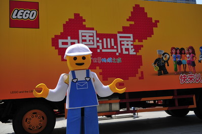 樂高卡車從北京出發(fā)，陸續(xù)開往天津、杭州、武漢等地，為當(dāng)?shù)睾⒆觽儙g樂和禮品。