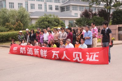 市民參觀衛(wèi)崗牧場(chǎng)，見(jiàn)證奶源新鮮