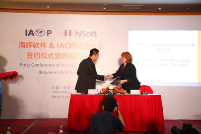 海輝與IAOP雙方代表簽約（左：海輝軟件董事長孫振耀；右：IAOP首席執(zhí)行官 Debi Hamill）