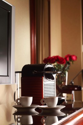 Nespresso®咖啡機 -- 全新升級的行政客房均提供Nespresso® 咖啡機及附贈不同口味的咖啡膠囊、進口精選茶包讓旅客盡享便捷、舒適的私人空間。