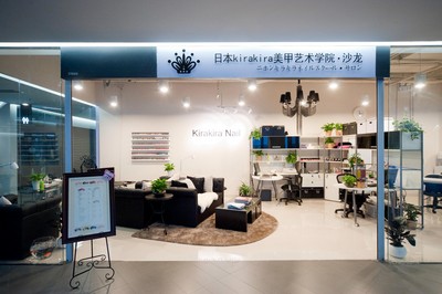 在首屆奢侈品展會現(xiàn)場，參觀者可一睹日本 KiraKira 美甲高級講師 Rachel Lai 的風(fēng)采，并可就相關(guān)時尚問題進(jìn)行咨詢。