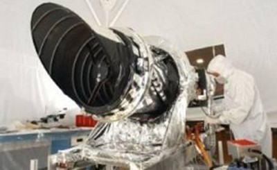 一名波爾航天的員工正在準備 HiRISE 相機，以便裝到 NASA 火星勘測軌道飛行器上