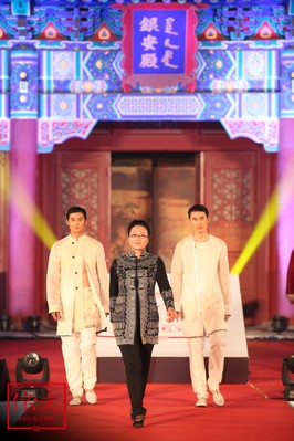 依文集團(tuán)董事長(zhǎng)引領(lǐng)時(shí)尚模特集體亮相，為愛心時(shí)尚秀華彩謝幕