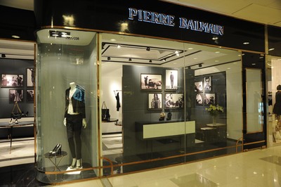 巴爾曼(Pierre Balmain)品牌首家落戶國內(nèi)的鞋履及手袋店剛于9月下旬開業(yè)，裝潢別具法式韻味。