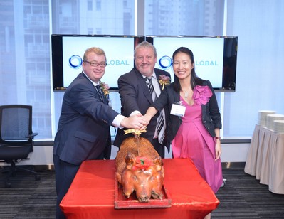 左起:全球銷售總監(jiān)Gerard Delaney、行政總裁Peter Sewell及亞太區(qū)資深副總裁韓祖恩主持切燒豬儀式。