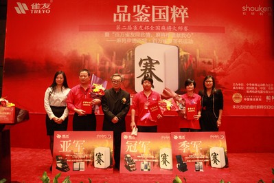  張暉（中）、余華侃（左）、朱燕（右）分獲總決賽冠、亞、季軍