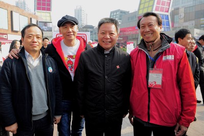 （從左至右）上海市血液中心主任朱永明、觸動傳媒創(chuàng)始人兼執(zhí)行主席馮暉中、上海市副市長沈曉明、“獻血達人”陳澤人