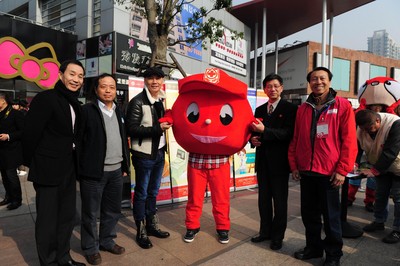 （從左至右）上海市血液中心副主任沈行峰、上海市血液中心主任朱永明、觸動傳媒創(chuàng)始人兼執(zhí)行主席馮暉中、上海市紅十字會常務副會長馬強、“獻血達人”陳澤人