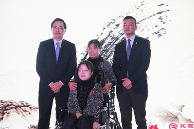 北京銀行副行長許寧躍先生、海航悅逸度假俱樂部董事長趙暉先生與殘疾畫家汪玉婷合影
