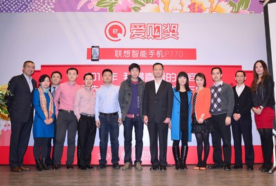 觸動傳媒聯合首席執(zhí)行官歐陽伯康先生和聯想MIDH開放市場運營管理兼新通路業(yè)務總經理賀盛芬女士與京東商城、凡客誠品、當當網等11家獲獎電商合影