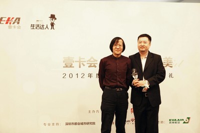 兩岸三地知名文化學(xué)者胡野秋為新聞漫畫達(dá)人顏慶雄頒獎，他認(rèn)為這個時代需要平凡人來對生活目標(biāo)進(jìn)行修正。