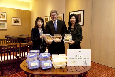亞洲博聞與會(huì)展管理公司支持“惜食堂”(Food Angel) 的行動(dòng)“對抗饑餓 . 捐出食物”，攜手參與“惜食堂”的食物回收計(jì)劃 (左起：“惜食堂”行政總監(jiān)陳妙瑜，中：亞洲博聞執(zhí)行副總裁麥高德，右：會(huì)展管理公司董事總經(jīng)理梅李玉霞)