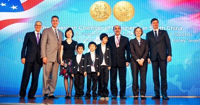 哈利會長一家與桑切斯副部長、蔡瑞德公使、郭瑾總領(lǐng)事及黃德昌商務(wù)領(lǐng)事合影
