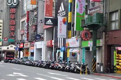 無論機(jī)車、轎車、自行車，無論多么狹窄的街道，都停得整齊劃一。