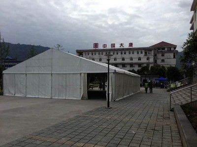 第一座篷房已于4月24日在天全縣臨時(shí)綜合救災(zāi)中心附近完成搭建，為無家可歸的地震災(zāi)民提供暫避之所