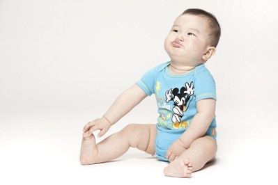 獨(dú)有的可調(diào)節(jié)雙排扣設(shè)計(jì)，迪士尼寶寶哈衣和寶寶一起成長(zhǎng)