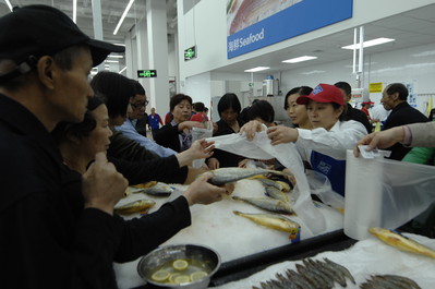 杭州山姆店開業(yè)第一天，顧客踴躍搶購新鮮的黃魚