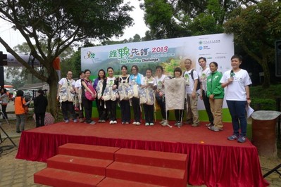 亞洲博聞的一個員工團隊更憑其合乎環(huán)保原則、具創(chuàng)意、有效率的運送用具奪得《最醒目植樹大獎》。