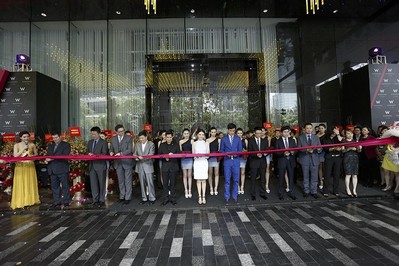 從左到右：Brian Segrave, 廣州W酒店總經(jīng)理；劉偉立，喜達(dá)屋酒店與度假村集團(tuán)亞太區(qū)資深副總裁，設(shè)計(jì)與工程籌劃；Paul James羅健，W 全球酒店、瑞吉酒店與度假村及豪華精選全球品牌領(lǐng)導(dǎo)人；錢進(jìn)，喜達(dá)屋酒店與度假村集團(tuán) 大中華區(qū)總裁；Stephen Ho何國(guó)祥，喜達(dá)屋酒店與度假村國(guó)際集團(tuán)亞太區(qū)總裁；影星高圓圓和吳彥祖；孔健濤，合景泰富房公司執(zhí)行董事兼行政總裁；孔健楠，合景泰富房公司執(zhí)行董事兼執(zhí)行副總裁；徐錦添，合景泰富公司執(zhí)行董事、首席財(cái)務(wù)官兼公司秘書(shū)；李建明，合景泰富公司執(zhí)行董事、集團(tuán)運(yùn)營(yíng)管理部副總裁兼華南片區(qū)總經(jīng)理；黃薇陵，合景泰富酒店投資發(fā)展部總監(jiān)及園林設(shè)計(jì)部總監(jiān)。