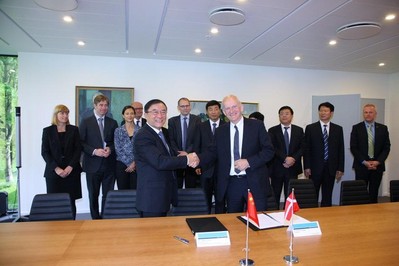 王強(qiáng)副主任與托普索公司董事長Henrik Topsoe先生在托普索公司總部的簽字儀式