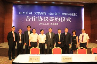 文思海輝董事長(zhǎng)陳淑寧（右四）及高級(jí)副總裁、大中華區(qū)業(yè)務(wù)及應(yīng)用咨詢事業(yè)部總經(jīng)理黎杰（右三）出席簽約儀式