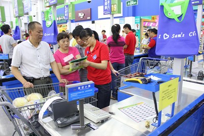 顧客踴躍選購山姆會(huì)員店商品，滿載而歸