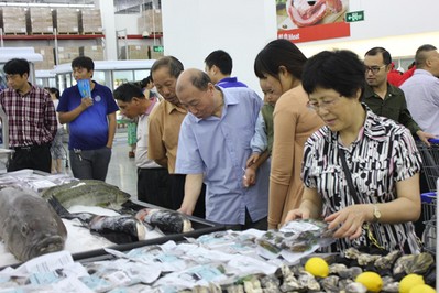蘇州山姆會(huì)員店開業(yè)第一天，顧客選購新鮮的海鮮產(chǎn)品