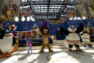 DreamWorks動畫人物于星期日在金沙城中心舉行的“金光大道度假區(qū) ─ 體驗夢工場”啟動儀式上與大批圍觀的訪客見面。圖片由Graham Uden提供。