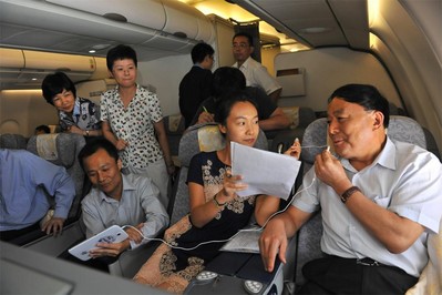 中國民航局局長李家祥通過機上互聯(lián)網(wǎng)接收中央人民廣播電臺現(xiàn)場直播采訪，向廣大聽眾問好。