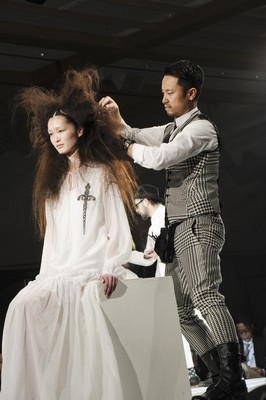 Shiseido Professional 首席美發(fā)師原田忠 (Tadashi Harada) 將率領(lǐng)創(chuàng)作團(tuán)隊(duì)，傾力演出BEAUTY ODYSSEY，引領(lǐng)觀眾經(jīng)歷一次漫長(zhǎng)的冒險(xiǎn)之旅，探求“美”的新定義。