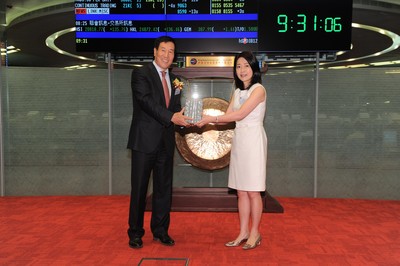 開元資產(chǎn)管理有限公司董事長兼非執(zhí)行董事陳妙林先生(左)致送紀念品予香港交易所上市委員會委員徐閔女士。
