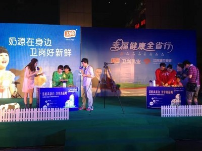 活動(dòng)現(xiàn)場(chǎng)互動(dòng)環(huán)節(jié)，消費(fèi)者用衛(wèi)崗酸奶制作水果沙拉