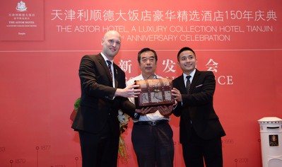 天津利順德大飯店豪華精選酒店總經(jīng)理麥勝南先生、業(yè)主代表王新建，與上海衡山路十二號(hào)豪華精選酒店代表攜手啟動(dòng)“流動(dòng)博物館”中國(guó)巡展