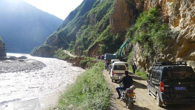在甘肅面試李錦記希望廚師途中，遭遇地震造成的道路塌方