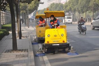 環(huán)衛(wèi)工人利用掃地車更安全、更高效地工作