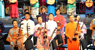 設(shè)計(jì)師與音樂家的強(qiáng)強(qiáng)聯(lián)合，整場(chǎng)服裝的色彩、款式、剪裁結(jié)構(gòu)和面料都貫穿古今，彰顯著每一位音樂家的獨(dú)特氣質(zhì)。