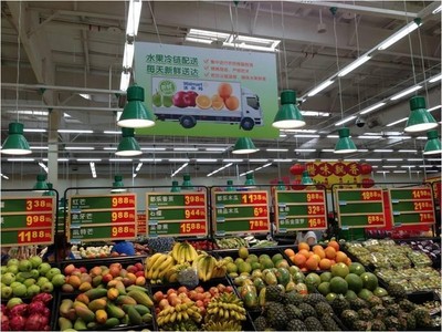 各種優(yōu)質(zhì)水果通過(guò)沃爾瑪生鮮配送中心每天新鮮送達(dá)門(mén)店。
