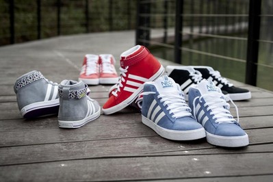 adidas Neo label 秋冬品牌大片中經(jīng)典絨面革為設(shè)計主軸的藍,紅BB NEO高幫鞋，呈現(xiàn)亮眼的運動休閑風(fēng)格