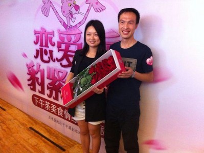 愛情如戀人手中的鮮花，在浪漫的季節(jié)綻放