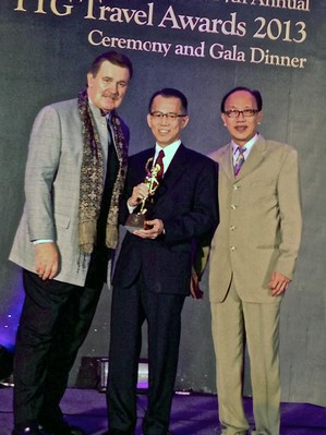 新加坡文華大酒店經(jīng)理 Danny Wong 先生接受「新加坡最佳城市旅館 (Best City Hotel - Singapore)」獎。