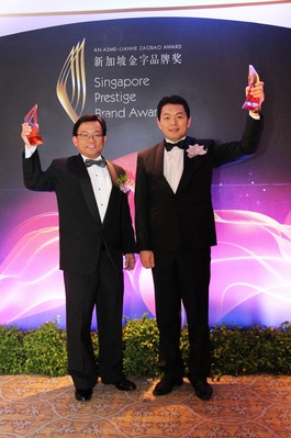 OUE Hospitality REIT Management 的執(zhí)行長 Chong Kee Hiong 先生代表君華酒店集團在頒獎典禮上接受獎項。