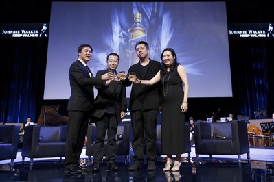 七匹狼創(chuàng)始人周少雄、賈樟柯導(dǎo)演、建筑設(shè)計(jì)師馬巖松、尊尼獲加品牌總監(jiān)符秀婷女士共同合影