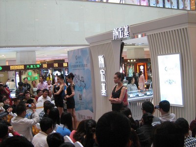 珍愛網(wǎng)攜手潮宏基克拉女人活動現(xiàn)場，氣質(zhì)美女媲美克拉美鉆