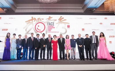 左起2012環(huán)球小姐、威華鞋業(yè)總經(jīng)理梁賀程、BBC國際執(zhí)行總經(jīng)理Lawrence Yang、紅森公司董事長林智榮、達芙妮國際控股有限公司主席陳英杰、鞋柜“天使的足跡”公益形象代言人任賢齊、FACE主席Jim Issler、“中國美基金”代表靳羽西、“新華愛心教育基金會”理事長張君達、“國立愛心基金”代表種丹妮、“愛的痕跡教育計劃”創(chuàng)辦人姜育恒、“中國殘疾人福利基金會”副理事長邢建緒先生、“音樂之帆”創(chuàng)辦人柴亮、中國行動計劃代表Mr. Andrew