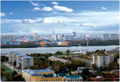 從中國(guó)黑河市遠(yuǎn)眺俄羅斯阿穆?tīng)栔葜莞祭昃S申斯克市