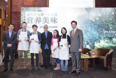 廣交會威斯汀酒店總經(jīng)理車炳新（左一）、知名美食家歐陽應(yīng)霽（左四）與廣州海航威斯汀酒店總經(jīng)理鄭國良（右一）為獲獎媒體嘉賓頒獎