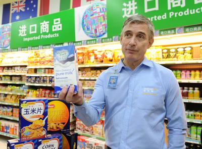 在北京沃爾瑪清河店，沃爾瑪中國(guó)總裁高福瀾向記者介紹沃爾瑪進(jìn)口商品
