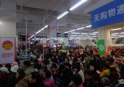 沃爾瑪云南昆明昌源中路店盛大開業(yè)，商場內人頭涌涌，工作人員馬不停蹄