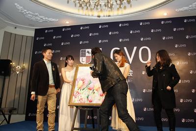 IAN與羅萊家紡副總裁揭幕LOVO2014年春夏新款手繪稿，并在畫稿上留下親筆簽名